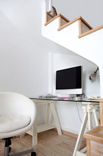 Moderní domácí kancelář pod dřevěným schodištěm