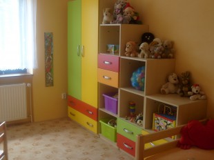 Sestava skříní do dětského pokoje, korpusy LTD javor doplněný o barevné lamino.