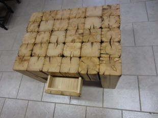"Trámový patchwork". Konferenční stolek se šuplíkem. Vyroben ze 100 let starých smrkových trámů. Lakovaný bezbarvým lakem. 