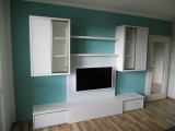 Elegantní bílá barva dodává stěně obývacího pokoje nadčasový vzhled.
