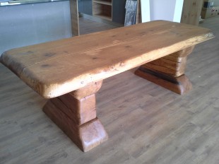 Dubový stůl, masiv, povrchová úprava strukturovaná kresba, upraveno  tvrdým vosk-olejem.