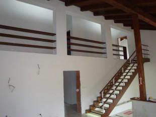 Rovné dřevěné schody s ochozem