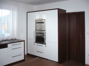 Kuchyňská linka + obývací pokoj v provedení korpus a pracovní deska materiál Egger 3704, dvířka Trachea bílá lesk