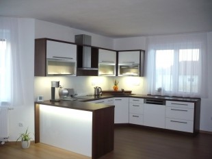 Kuchyňská linka + obývací pokoj v provedení korpus a pracovní deska materiál Egger 3704, dvířka Trachea bílá lesk