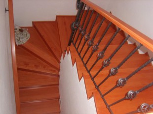 Obklad schodů - buková spárovka , mořeno,lakováno