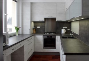 Dispozice této kuchyně v panelovém domě byla řešena při celkové rekonstrukci bytu ve spolupráci s architekty Atelier Herman.