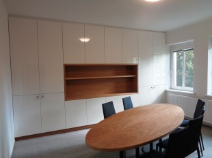Kancelář v Brně s oválným stolem a vestavěnou skříní. Kombinace dýha-dub a bílý lesk.
