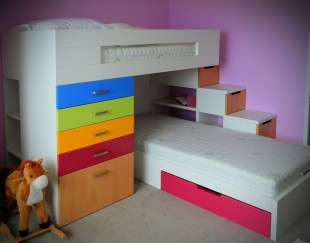 Dětské postele, šatní skříně a dětské psací stoly