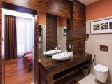 Koupelna z dýhy ošetřená lakem odolném proti vodě. Stěna rozděluje ložnici a koupelnu.