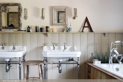 Koupelna s dřevěnými obklady 