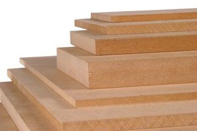 MDF deska se vyrábí ze dřeva, které je rozvlákněno na jednotlivá vlákna.